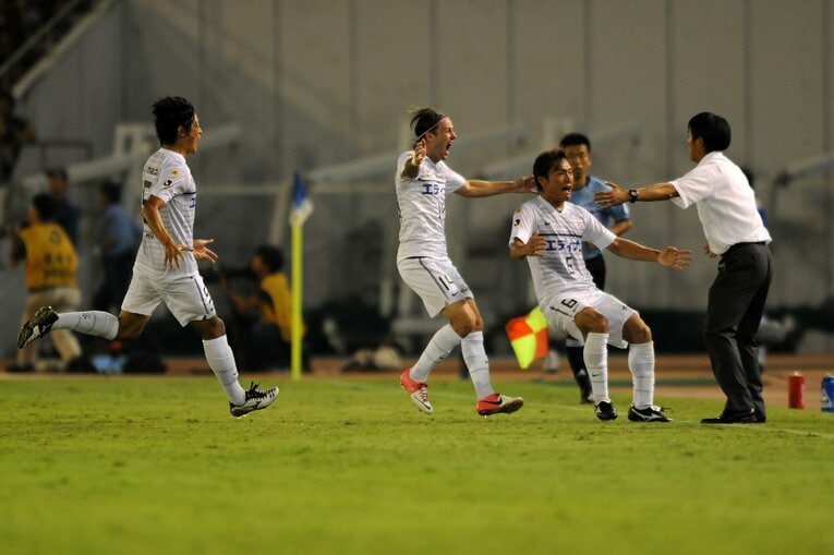 サンフレッチェ広島時代の森保一監督や青山敏弘、千葉和彦と喜び合うミキッチ（2012年）©Getty Images