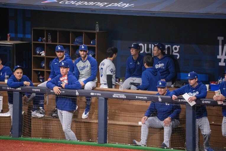 ベンチの様子（多数）。水原通訳の姿も　©Nanae Suzuki