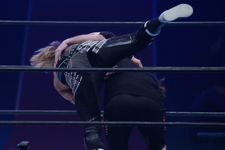 EVILを払い腰で投げるウルフアロン　©Essei Hara