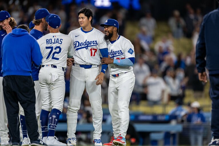 【Numberカメラマンが激写・大谷翔平の愛される日常】勝利後…テオスカーとイチャイチャ（全3枚中の2枚目。写真はまだまだ続きます）　©Nanae Suzuki