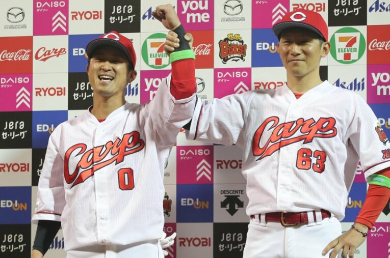 3月29日の阪神戦で3四球を選び、サヨナラのホームを踏んだ上本（左）と、サヨナラ打を放った西川 ／ photograph by Sankei Shimbun