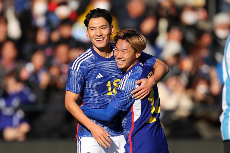 ゴールに喜ぶ佐藤と三戸　©Naoki Morita/AFLO