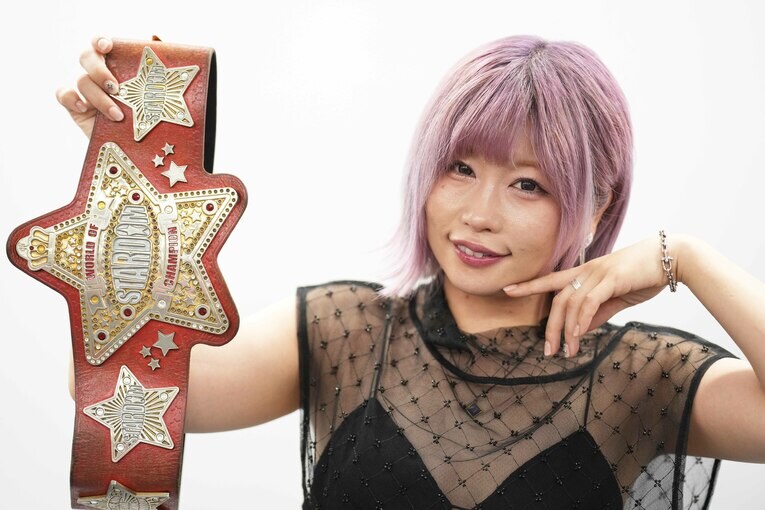 赤いベルトを手に取材に応じる中野たむ　©Essei Hara