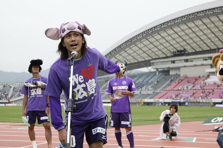 サンフレッチェ広島時代、槙野智章（後方）らとスタジアムを盛り上げる柏木陽介（2009年）©︎Shigeki Yamamoto