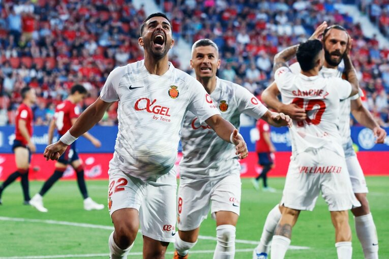 久保建英がGK姿？奇跡の残留に歓喜、“ズボンを抜いだお宝写真”も… 「苦しんだタケのリーガ3年目」をカメラマン視点で振り返る(20)