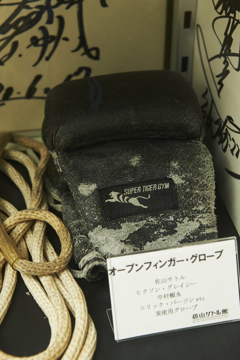 佐山聡が考案したオープンフィンガーグローブ　©Tadashi Shirasawa