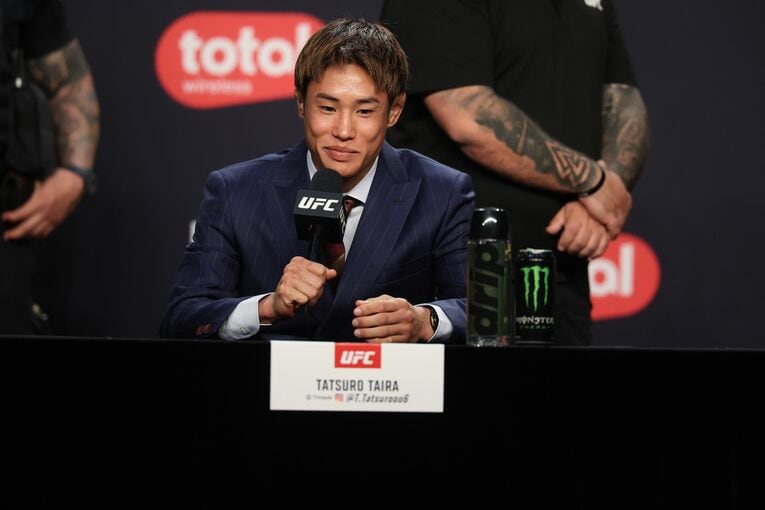 会見で笑みを浮かべる平良達郎　©Zuffa LLC/UFC