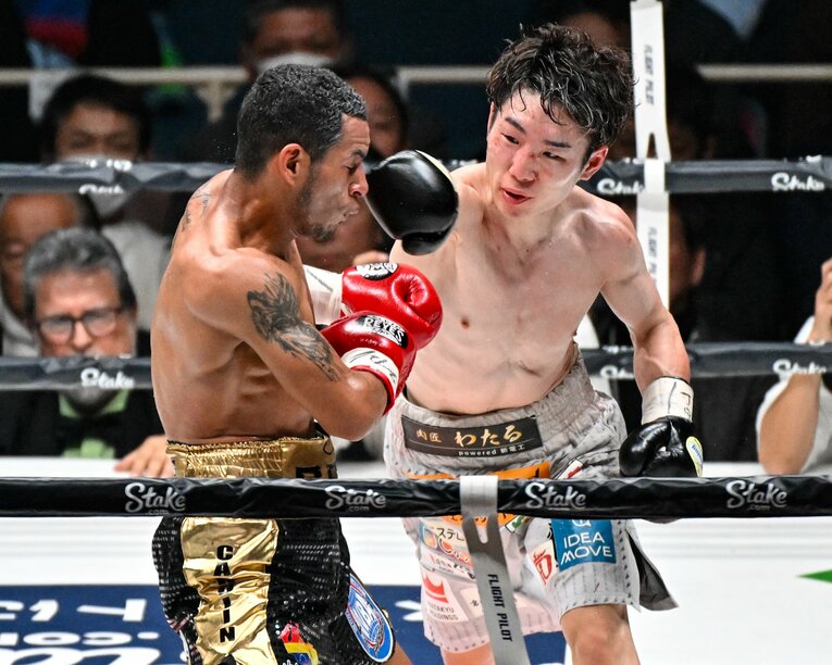 ダウンの応酬となった激闘は、僅差の判定で寺地拳四朗に軍配が上がった　©Hiroaki Yamaguchi