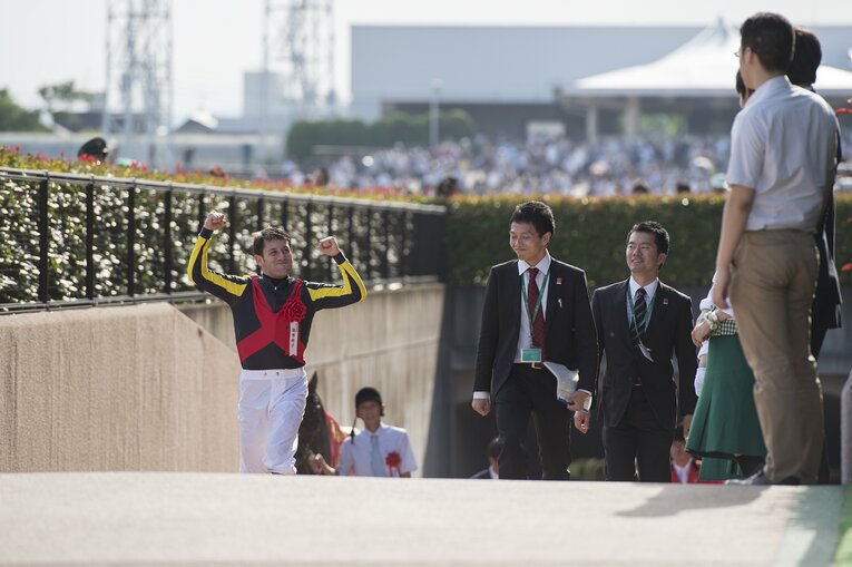 両拳を突き上げるデムーロ　©Takuya Sugiyama