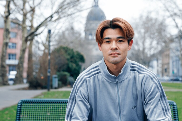 ドイツ・マインツの街でNumberWebのインタビューに応じた佐野海舟（24歳） ／ photograph by Daisuke Nakashima