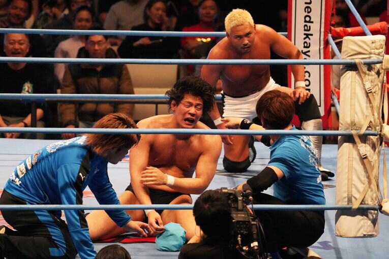 勝利した安齊勇馬と敗れた中嶋勝彦　©Essei Hara