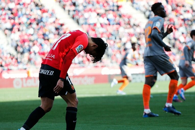 久保建英が“不可解判定”に怒った！ ラフプレーに抗議→イエローも…「バモス！クボ」とファンが信頼する理由〈撮影者の視点〉(50)