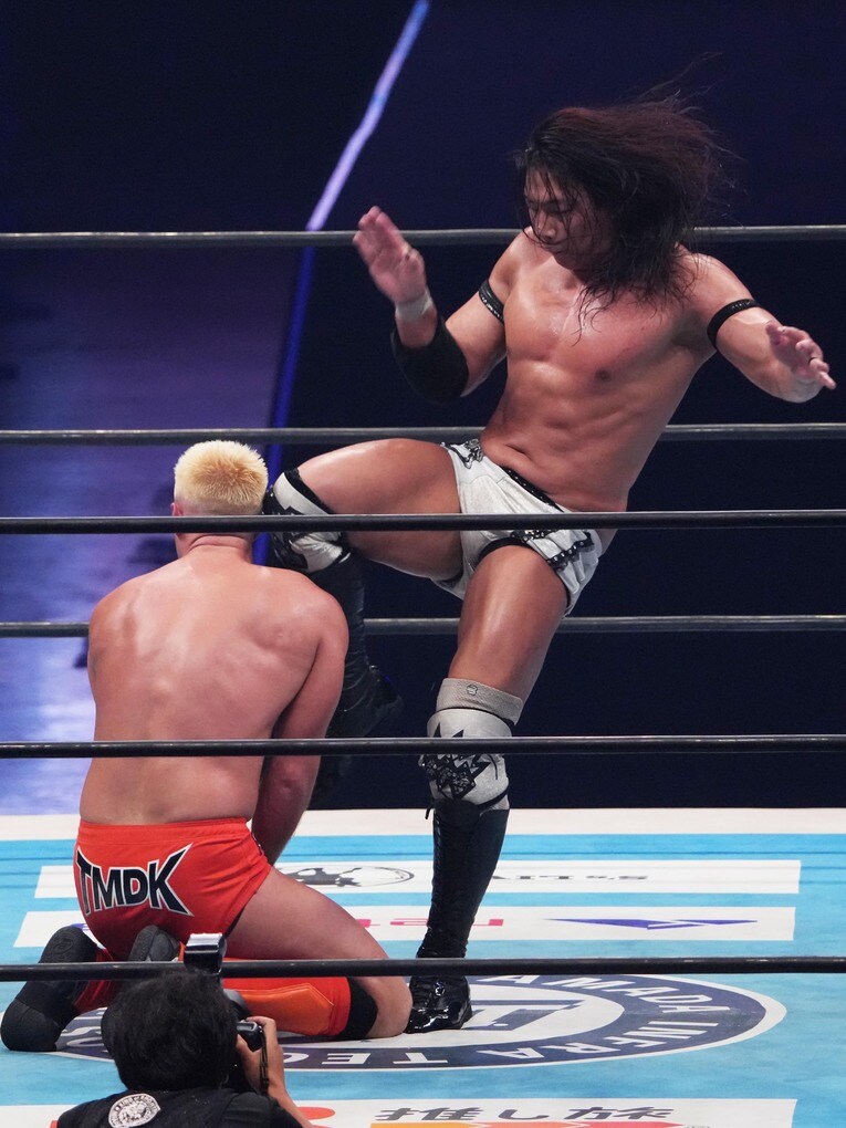 ザック・セイバーJr.にニーストライク、ワガママを放つ竹下幸之介　©Essei Hara