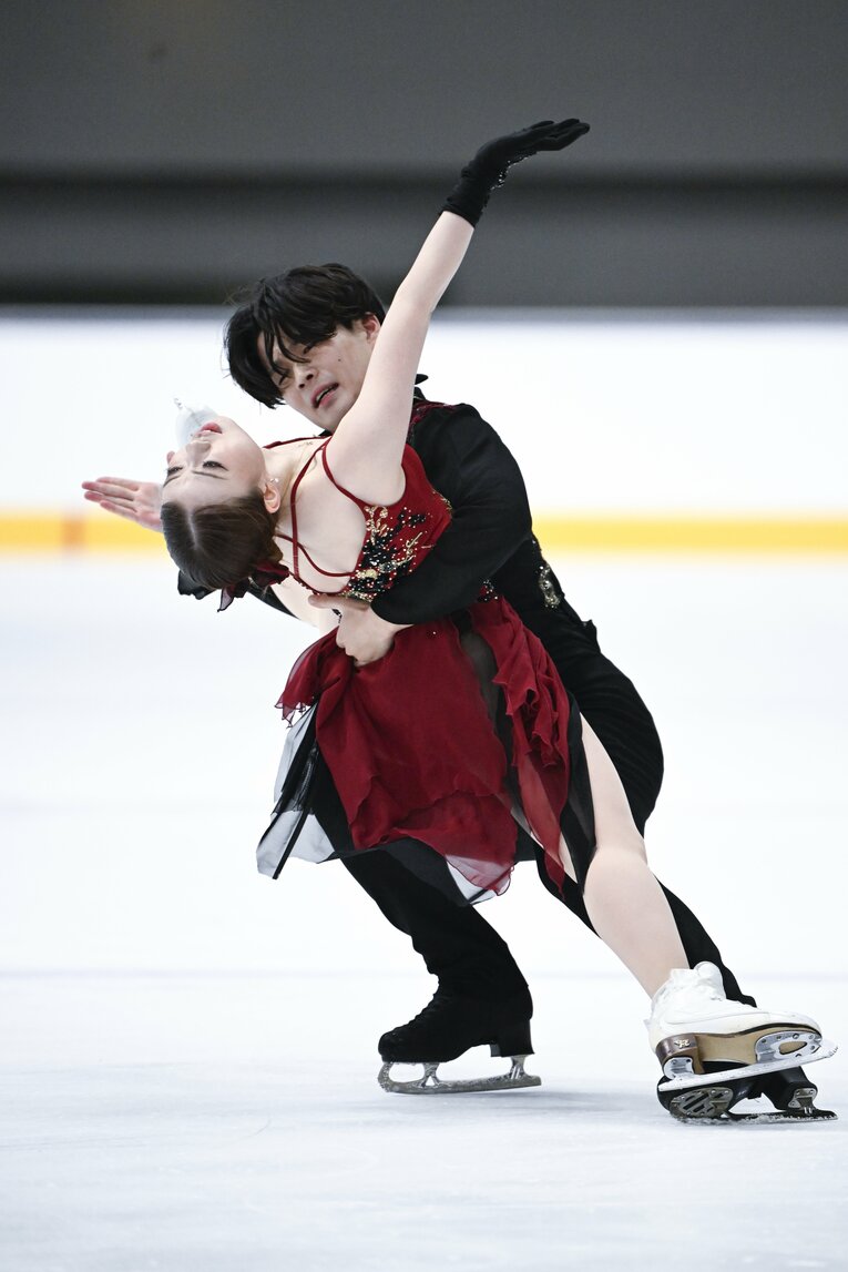 初の国際大会出場となった「木下グループ杯」で演技を行う紀平梨花・西山真瑚　©Asami Enomoto【スワイプするとそのほかの写真もご覧になれます】