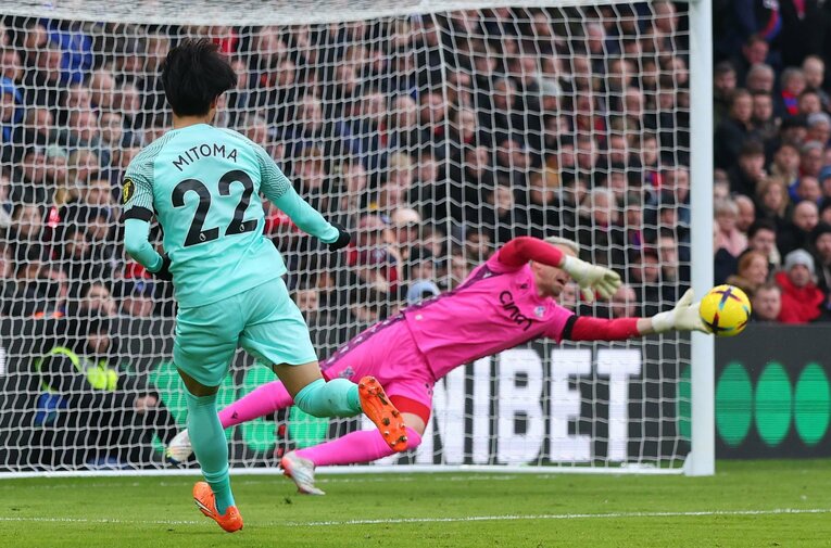 クリスタルパレス戦、前半26分。三笘はソリー・マーチとのワンツーから抜け出し、右足シュート。相手GKグアイタのセーブに阻まれる。これが三笘にとってこの日、唯一のシュートになった　©AFLO