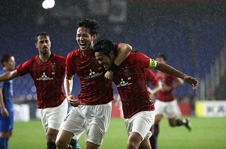 2得点を決め、ACLベスト8進出に貢献した興梠慎三（右）。準々決勝の抽選は7月2日だ。 ／ photograph by Getty Images