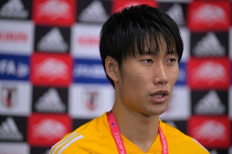 練習場で取材に答える鎌田大地　©JMPA