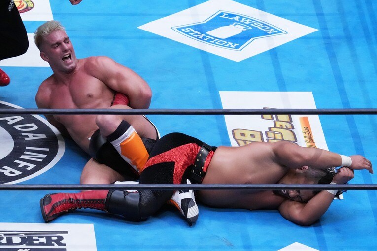 アキレス腱固めで鷹木を攻める　©Essei Hara