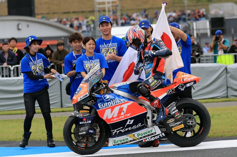 2024年の日本GPで2位になった小椋に、大ちゃんの娘・凛香さん（中央）が父も掲げた日章旗を手渡した　©Satoshi Endo