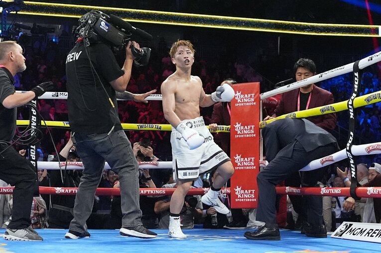 8回TKOでカルデナスに勝利した井上尚弥　©Naoki Fukuda