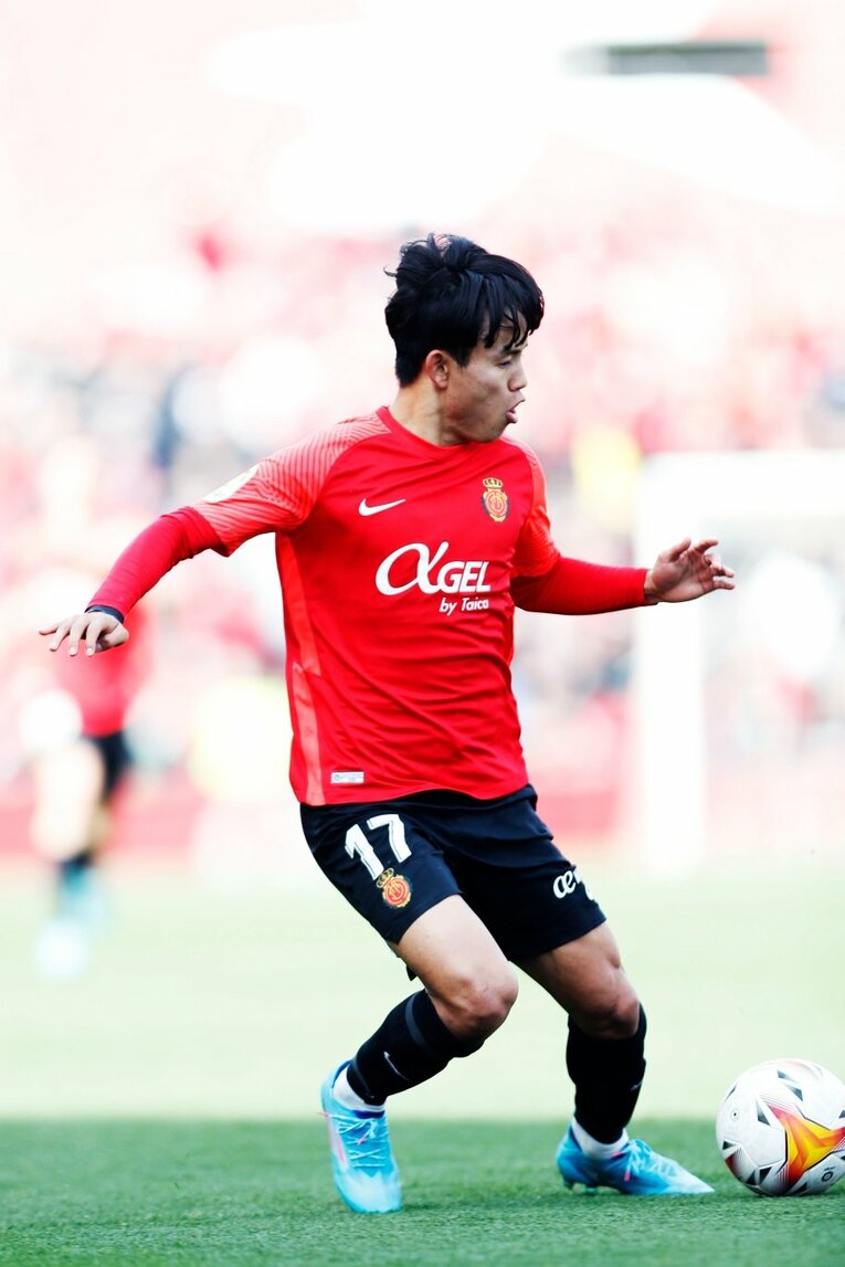 久保建英が“不可解判定”に怒った！ ラフプレーに抗議→イエローも…「バモス！クボ」とファンが信頼する理由〈撮影者の視点〉(33)