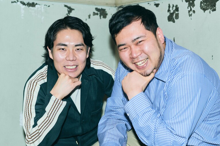 2023年M-1王者の令和ロマン。高比良くるま（29歳、左）と松井ケムリ（30歳）。結成5年8カ月、史上最速でのM-1優勝だった ／ photograph by Yuki Suenaga