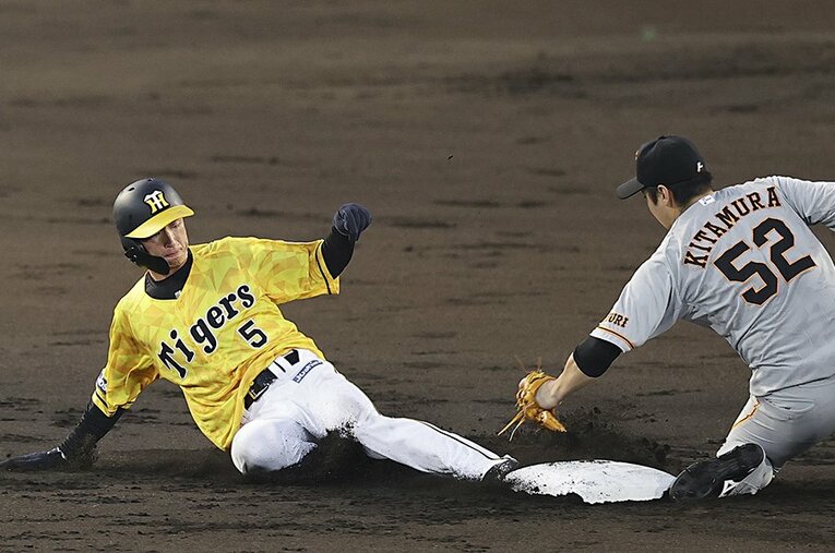 2年連続セ・リーグ盗塁王が見えてきた近本光司。成功率も上がってくれば、理想的なリードオフマンとなる ／ photograph by Kyodo News