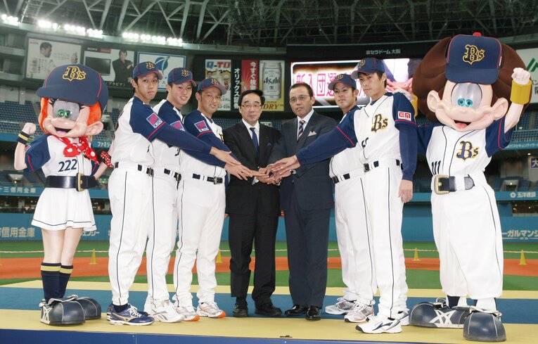 ここからプロの道が始まった。2009年秋、新入団会見の写真撮影にのぞむ。左から阿南徹投手、山田修義投手、古川秀一投手、村山球団本部長、岡田監督、比嘉幹貴投手、前田祐二投手　©JIJI PRESS