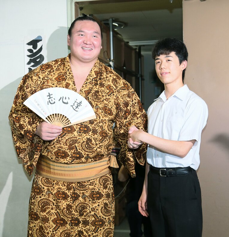 15歳のとき。当時横綱の白鵬と　©JIJI PRESS