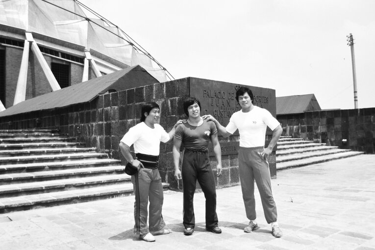 パラシオ・デ・ロス・デポルテス前のグラン浜田、佐山サトル、藤波辰巳。1978年8月12日　©Essei Hara