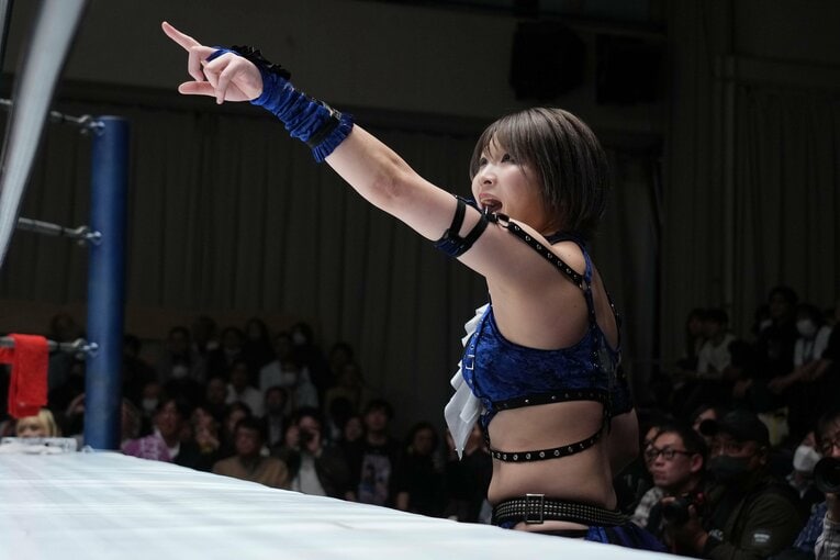 アピールする安納サオリ　©Essei Hara