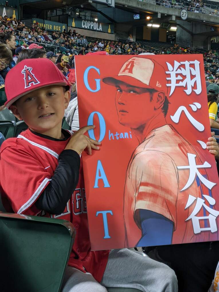 大谷翔平をめぐる“プチ奇跡”？ 女子留学生グループに応援ボードを託したら「初観戦でオオタニさんの投げたボールが…」(6)