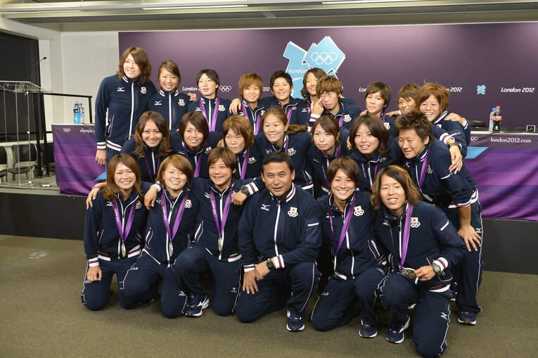 ロンドン五輪銀メダルのメンバーと佐々木則夫監督　©JMPA