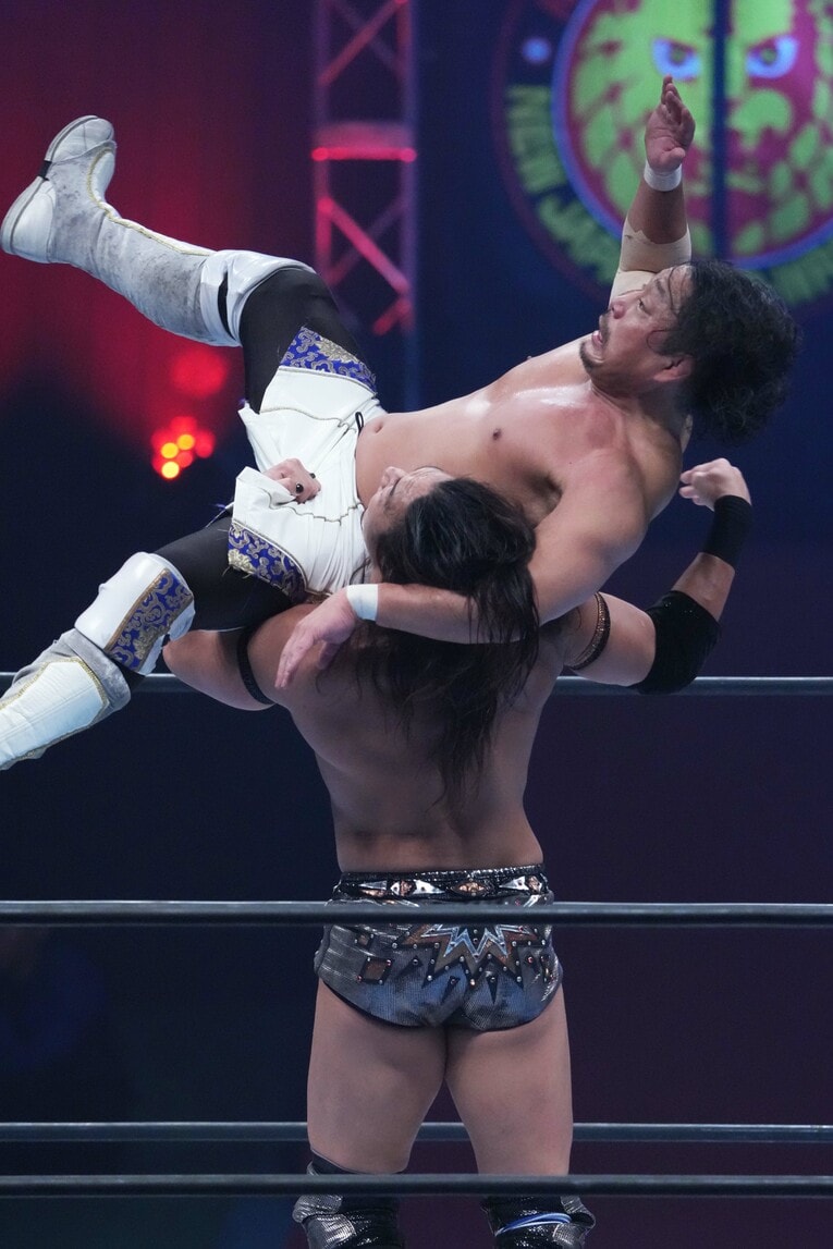 後藤洋央紀にブルーサンダーボムを浴びせる竹下幸之助　©Essei Hara