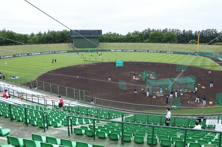 7月14日、帯広の森野球場で行われたオリックス戦。日本ハムは6回に逆転し、最後は帯広市出身の杉浦稔大が締めて6－2で勝利した ／ photograph by Sankei Shimbun