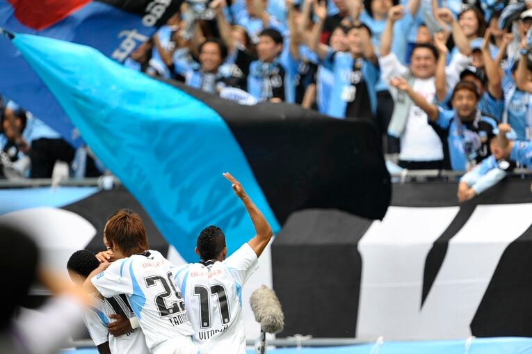 多摩川クラシコでサポーターと喜ぶ…写真はまだまだ続きます　　©Toshiya Kondo