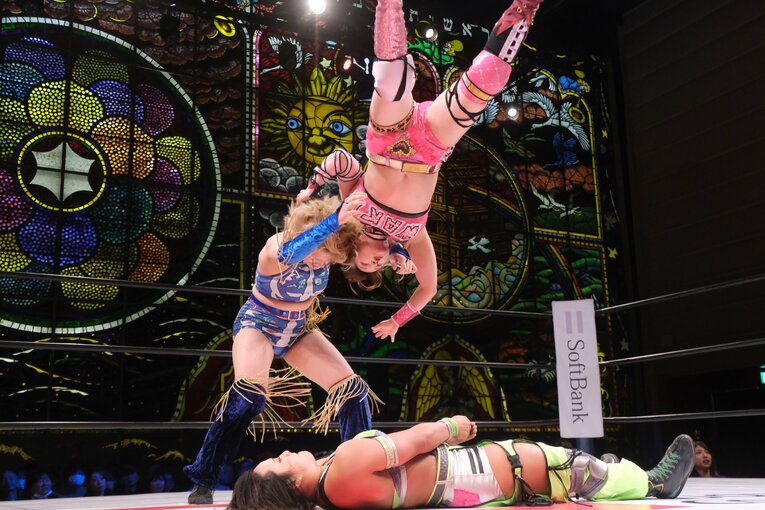 HANAKOが月山を抱えて相手に投げつける合体技も披露