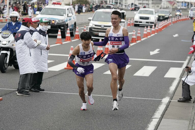 襷を渡す佐藤は申し訳無さそうな表情を浮かべる　©JMPA