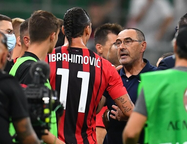 サッリに詫びを入れるイブラ様　©Getty Images