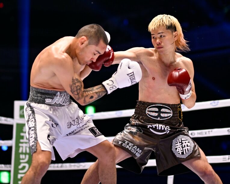 ジャブをうまく使いながらエストラーダを攻める那須川天心　©️Hiroaki Finito Yamaguchi