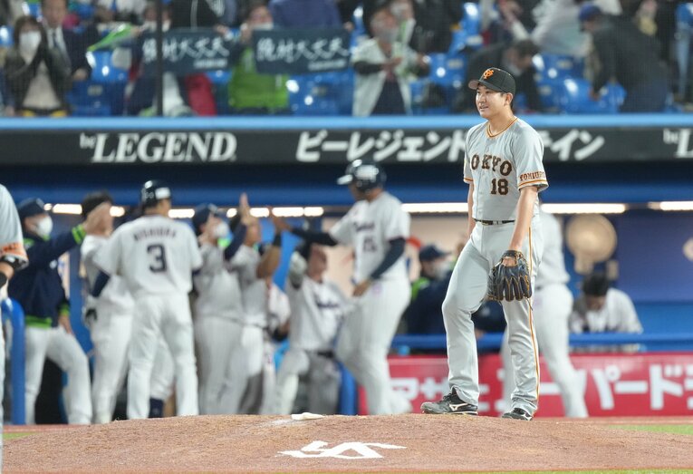 6回裏、申告敬遠のあと、塩見泰隆に適時三塁打を許した菅野　©Sankei Shimbun