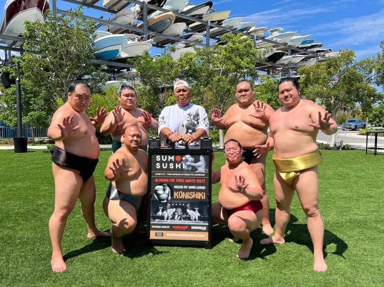 KONISHIKIの相撲ツアーに参加した澤田さん（一番左／本人Twitterより）