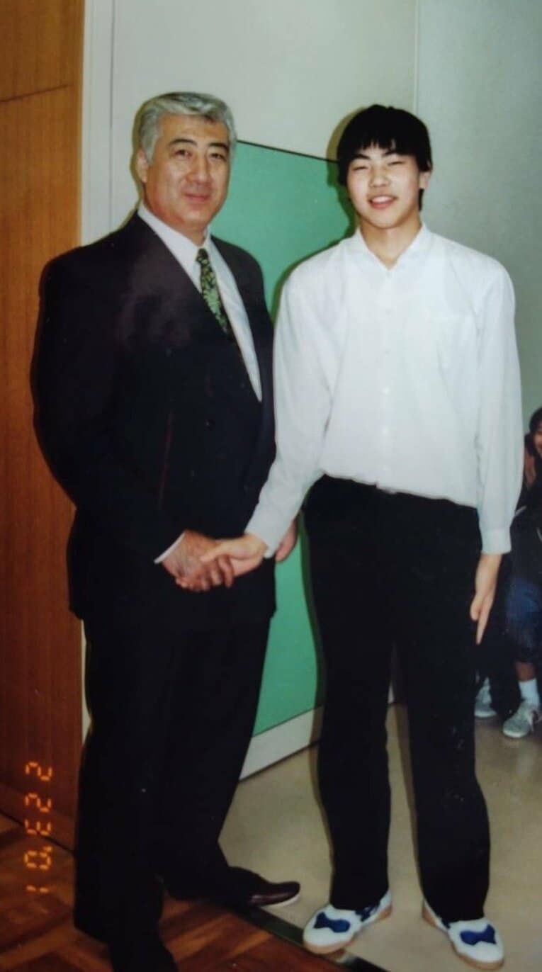 中学校を訪問した福井県出身の湊川親方（元小結・大徹）と。相撲界からも勧誘を受けるほどのポテンシャルがあった　（写真＝母・香代子さん提供）