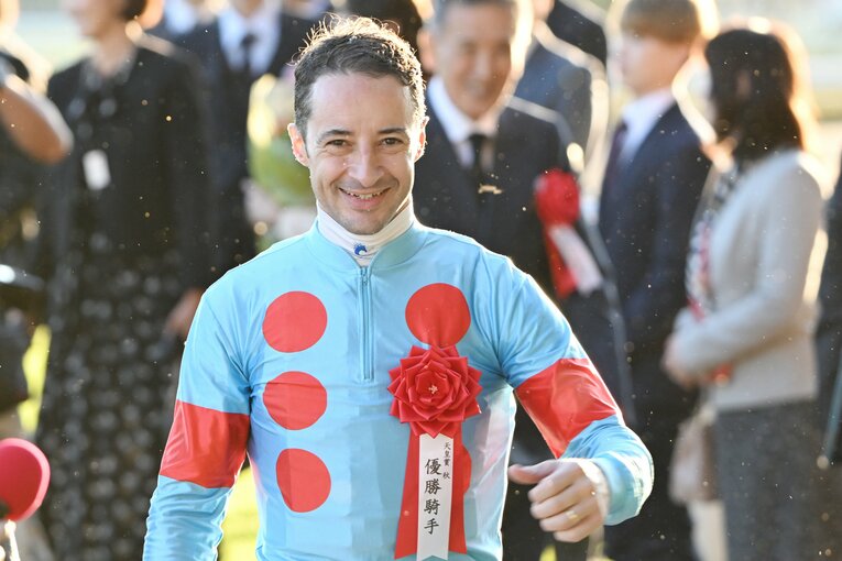 表彰式を終えたルメールの笑顔　©Keiji Ishikawa