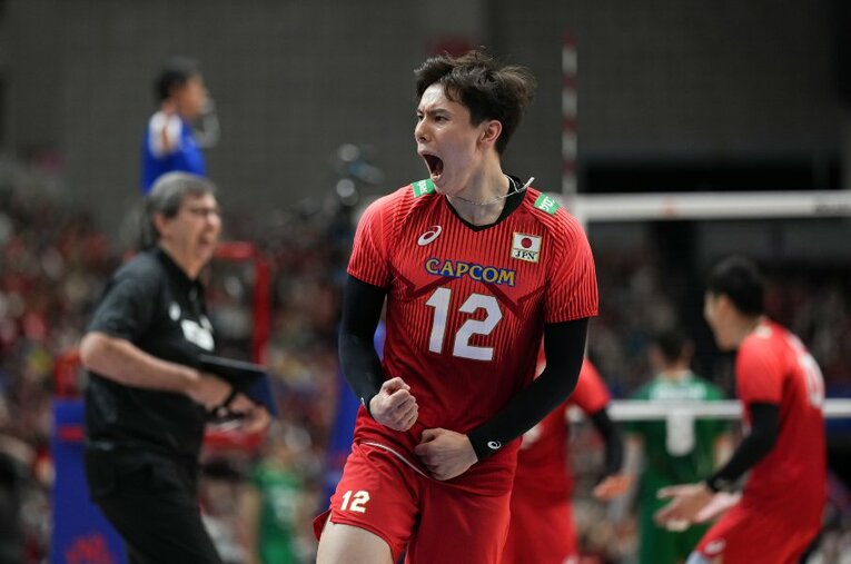 プレーだけでなく、振る舞いにも頼もしさを感じさせるバレーボール日本代表の髙橋藍（21歳） ／ photograph by AFLO SPORT