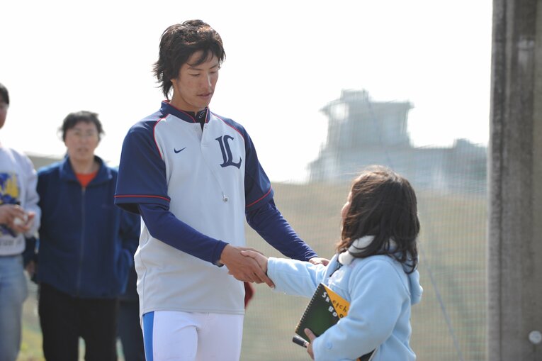 キャンプ地でちびっこファンに“神対応”する岸孝之　©Hideki Sugiyama