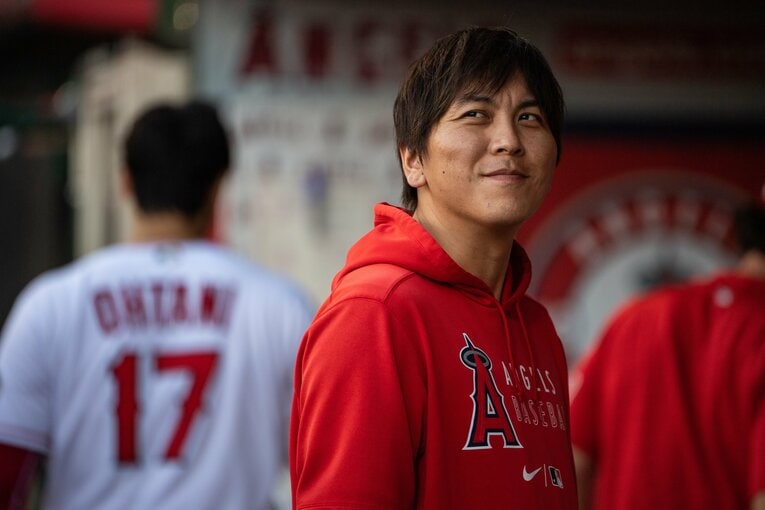 通訳の水原一平氏。後ろには大谷