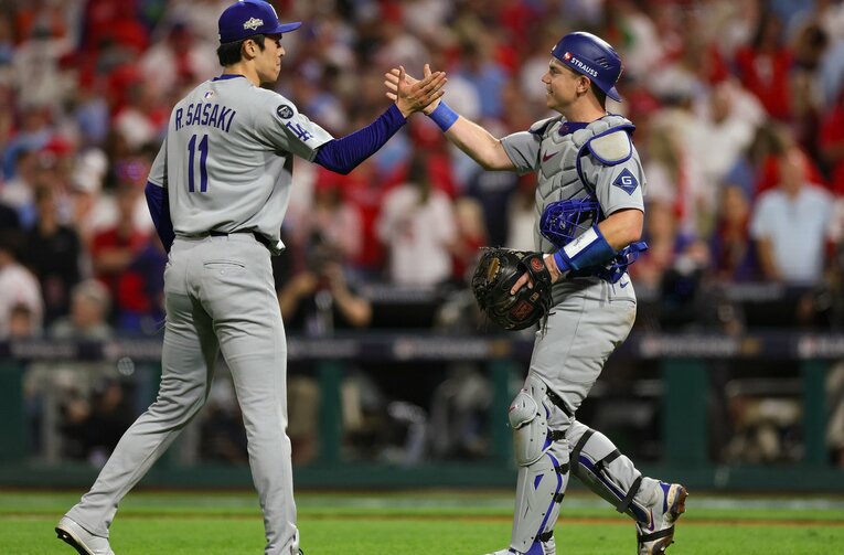 スミスと笑顔でハイタッチ　©ROBERT GAUTHIER,Los Angeles Times