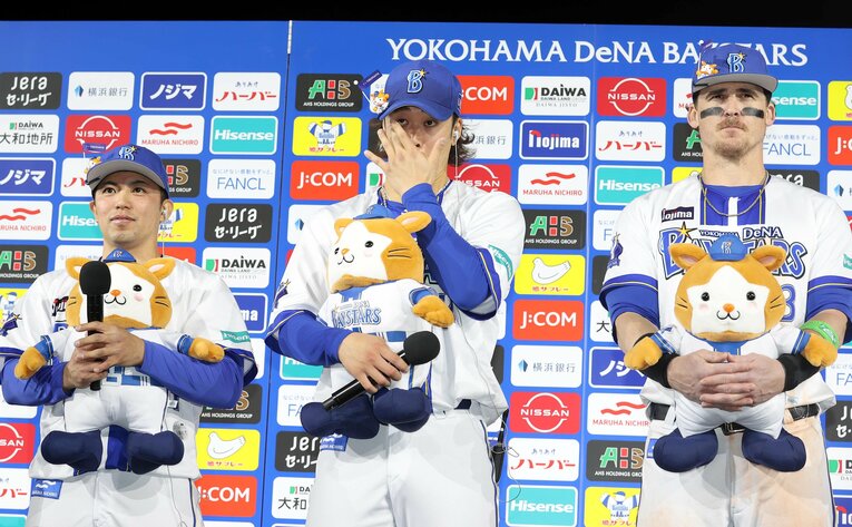 お立ち台で感極まった入江（中央）　©SANKEI SHIMBUN