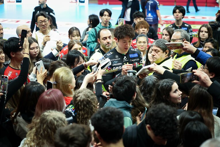 試合後、ファンに囲まれる石川祐希　©︎Takahisa Hirano